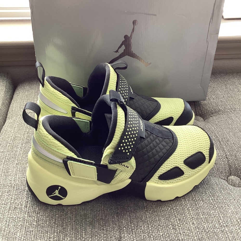 Jordan Trunner LX Sneaker (Women) 7.5M - Picture 12 of 13